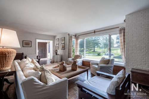 Casa En Venta En Barrio Golf, Superficie De Terreno: 4000 M2, Superficie Edificada: 557 M2