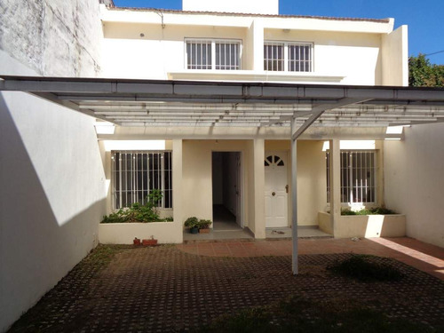 Barrio Alta Córdoba - Casa De 2 Dormitorios, Amplia Y Luminosa Con Cochera Cubierta, Cocina Comedor, 2 Baños Y Patio Con Césped