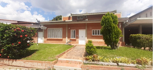 Agradable Casa En Venta Con Extenso Jardín Plano En Su Fachada Posterior