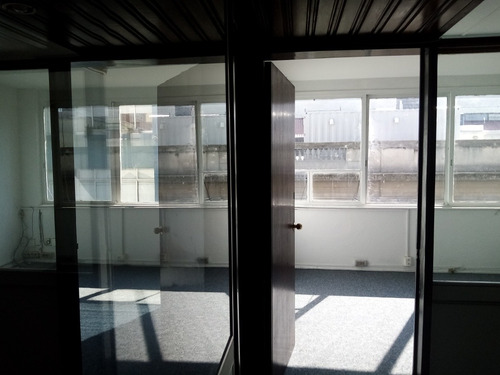 2 Oficinas, Sala De Reunión Y Un Baño.