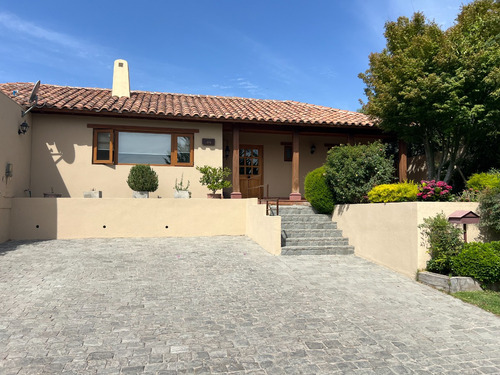 Casa En Venta De 4 Dorm. En Piedra Roja, Cond. La Fuente.