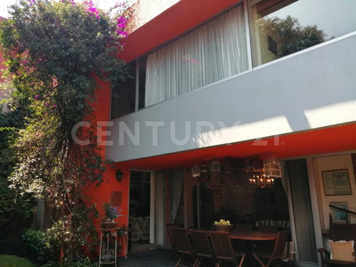 Casa De 3 Niveles Con Amplios Espacios Y 4 Habitaciones Privilegiada
