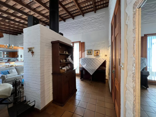 Casa Centrica En Mercedes Lista Para Ingresar, Con 1.000 M2 De Terreno