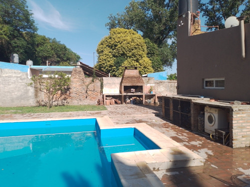 Vendo Casa : 2 Dormitorios ,baño , Living ,cocina Comedor .