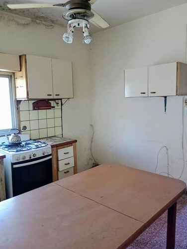 Casa En Venta - 3 Dormitorios 1 Baño - Cochera - 240mts2 - Lanús