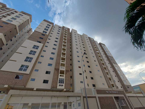 Apartamento De 124m2 En Residencias  San Antonio 2 En Maracay