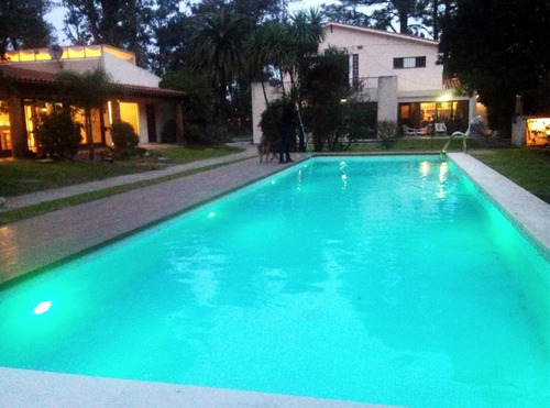 Hermosa Casa Con Todos Los Servicios Con Gran Parque Verde.