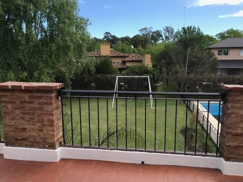 Pilar Del Este, Bªlos Jazmines, Casa En Venta, Excelente Ubicación Con Frente Al Parque Central, 5 Dormitorios