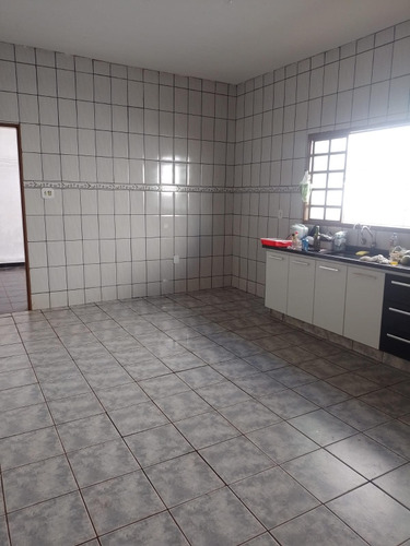 Casa Com 2 Quartos, 1 Banheiro, Garagem Coberta E Lavanderia