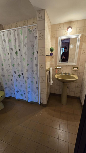 Solido Duplex De 4 Ambientes Con Cochera Y Jardin En Venta. Olivos