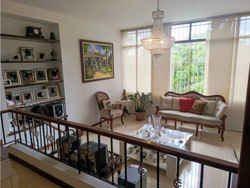 Casa Con Amplios Jardines En Urb Parque El Retiro, San Antonio