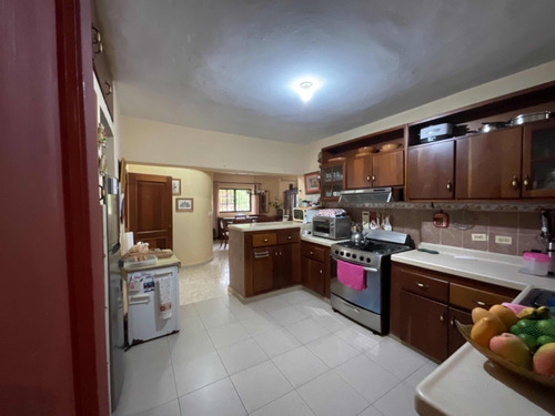 En Venta Hermosa Y Espaciosa Casa En Altos De Arroyo Hondo