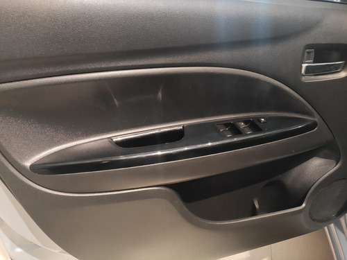 Imagen 4 de 15 de Dodge Attitude 2018 1.2 Sxt Mt