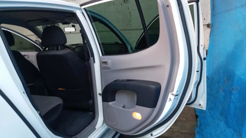 Imagen 11 de 15 de Mitsubishi L200 2014 2.4 Cabina Doble 4x2 Mt