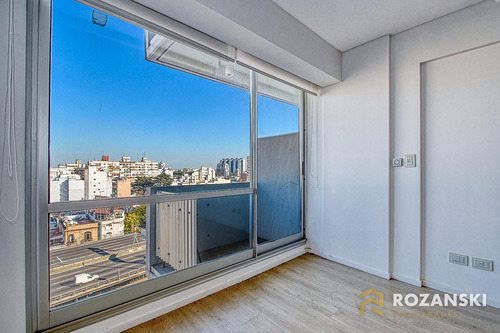 Mono Ambiente Con Balcón. Piso Alto. Mucha Luz. Apto Credito.