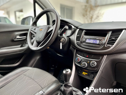Imagen 12 de 24 de Chevrolet Tracker 1.8 Ls Fwd E5 Mt 5p 2018