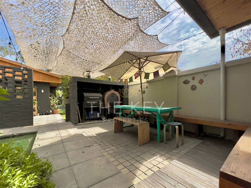 Casa En Venta De 5 Dormitorios Y Piscina - Ñuñoa