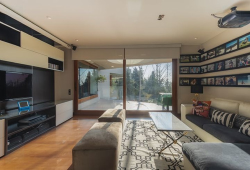 Casa En Venta De 5 Dorm. En Las Condes