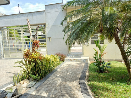 En Venta Casa En La Urbanización Colinas De Guataparo, Valencia Estado Carabobo Venezuela / Emer.