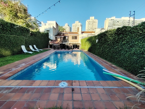 Espectacular Casa Con Piscina, Y Características Únicas En La Zona. Súper Luminosa, 4d + 5b, A 2 Cuadras De Rambla Y Wtc, En La Mejor Zona De Montevideo. Terreno 450 M2. Edificados 350m2.