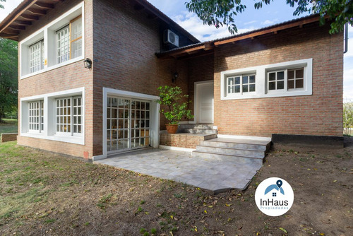 Casa De Categoría A Pocas Cuadras Del Centro De Villa General Belgrano