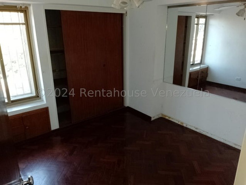 Amplio Y Fresco Apartamento Para Remodelar A Su Gusto En Prados Del Este En Venta