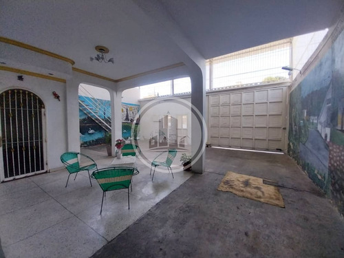 En Venta Hermosa Y Amplia Casa Ubicada En Barrio Lourdes Maracay 03js