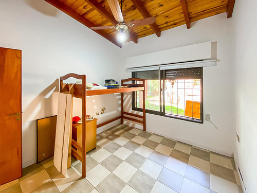 Casa De Tres Dormitorios En Venta En Capitan Bermudez Con Cochera Y Patio