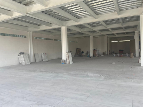 Local En Renta De 350 A 400m2 Nuevo, El Local Se Ubica En Planta Baja En Plaza Comercial Nueva.