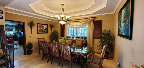 Casa En Venta En El Ducado 5 Habitaciones
