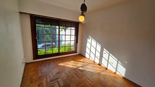 En Venta Chalet De 4 Ambientes Con Dependencia . Barrio San Carlos.