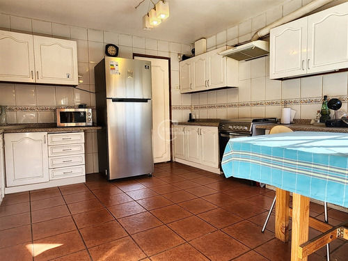 Casa En Venta De 5 Dorm. En Las Condes