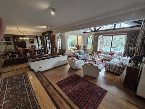 Casa En Venta De 6 Dorm.en Lo Barnechea.calle Cerrada.