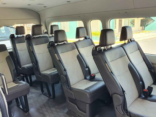 Imagen 3 de 8 de Renta De Camionetas Para Viajes