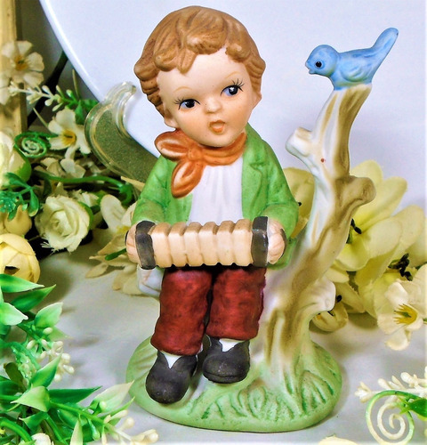 Bella Figura Antigua De Porcelana Niño Con Acordeón
