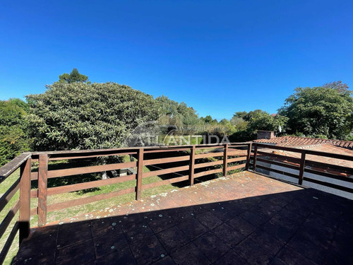 Hermosa Y Grande Casa A La Venta, Ubicada En Pinares Atlántida, 5 Dormitorios, 3 Baños, Frente Y Fondo. Inm Atlántida.