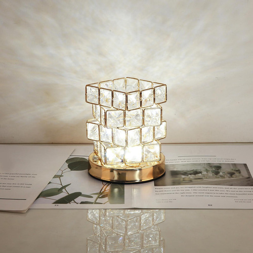 S Luz De Noche Moderna Al Lado De La Lámpara De Mesa