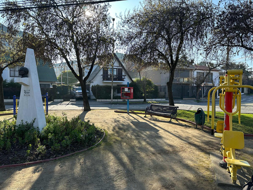 Casa 4 Dormitorios , 3 Baños Barrio El Tenis Frente A Plaza