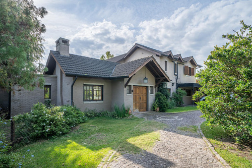 Venta Casa En Bella Vista En Barrio Cerrado