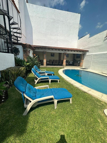 Casa En Venta En La Col. El Miraval, Cuernavaca Morelos.