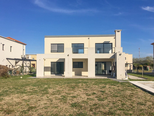 Casa En Venta Ubicado En Haras Santa Maria, Escobar, G.b.a. Zona Norte