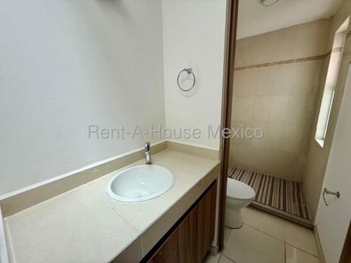Casa De 1 Nivel Con Sala De Tv Y 3 Recámaras, Venta - Santa Rosa Jauregui