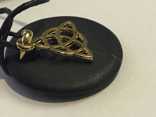 Dije Shungite Con Triskel Chapa De Oro