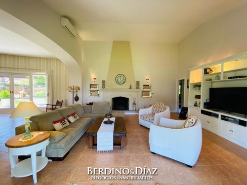 Herrmosa Residencia En Playa Mansa- Ref: 793