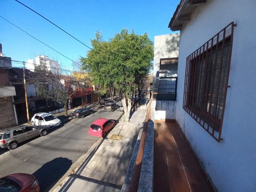 Venta Casa Lote Propio Con Garage Cubierto Y Local En Esquina 2 Plantas Con 2 Terrazas Tiene 166 M2 Cubiertos. A 3 Cuadras Parque Sarmiento Y Av Balbin, 4 Cuadras Av Gral Paz Y A 3 Cuadras Av Parque