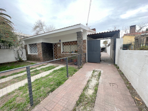 Alquiler De Hermosa Casa, Totalmente Reciclada, Piedras Blancas, 2 Dormitorios, Cochera, Baño, 2 Patios, Sin Gastos Comunes, Muy Segura!!