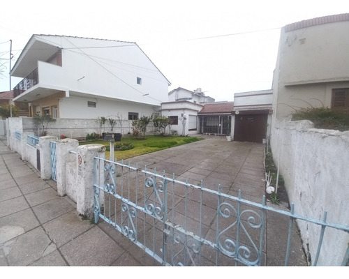Casa 3 Ambientes Con Garaje Y Parque, A Reciclar Parcialmente, En Barrio Santa Monica