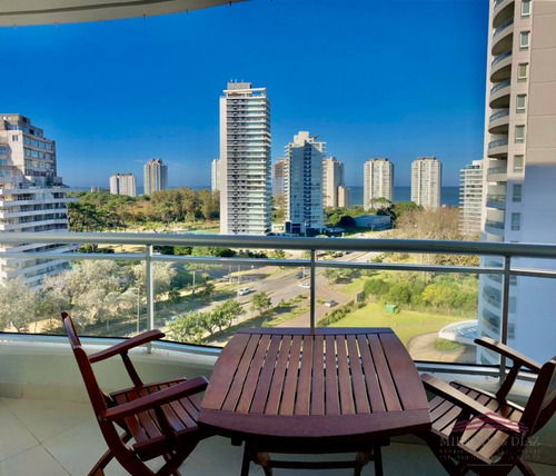 A Pasos De Playa Brava Y Con Los Mejores Amenities.- Ref: 1443