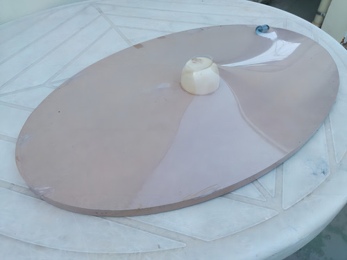 Tabla equilibrista de madera con canicas