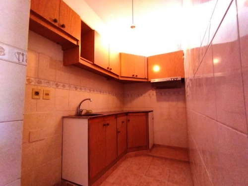 Alquiler En La Teja, Casa De 2 Dormitorios Al Frente, Con Jardin Y Rejas, Patio Chico Con Parrillero, Sin Gastos Comunes